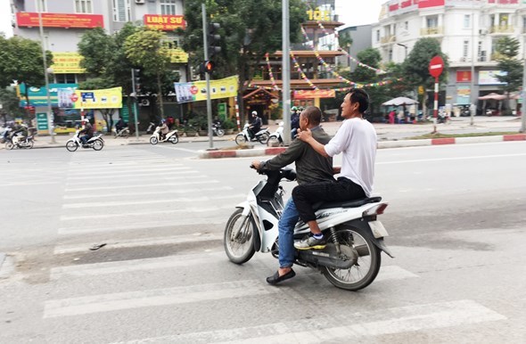 Không đội mũ bảo hiểm khi đi xe máy